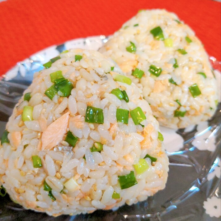 お弁当にも☆焼き鮭とごまの握り飯♪